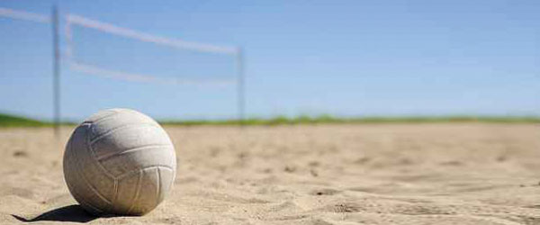 Volleyball im Sand liegend