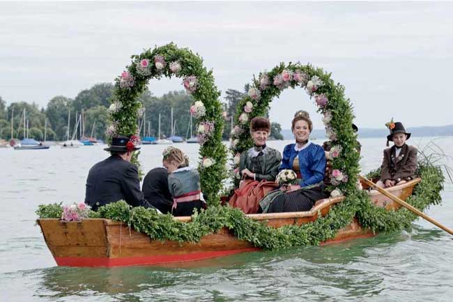 Braut im Boot am Starnberger See mit Begleitung